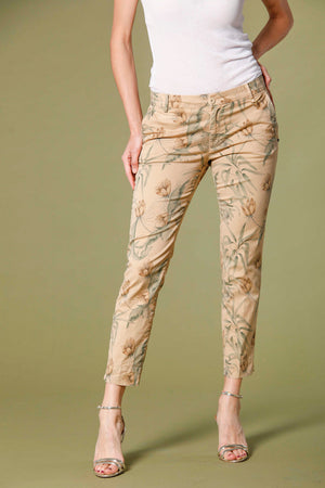 Jaqueline Curvie women's chino capri pants in cotton with flower print curvy